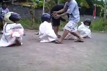 Chết cười với màn chạy đua trong bao tải