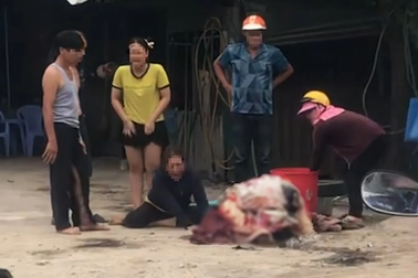 Mẹ khóc ngất bên thi thể con trai tự thiêu