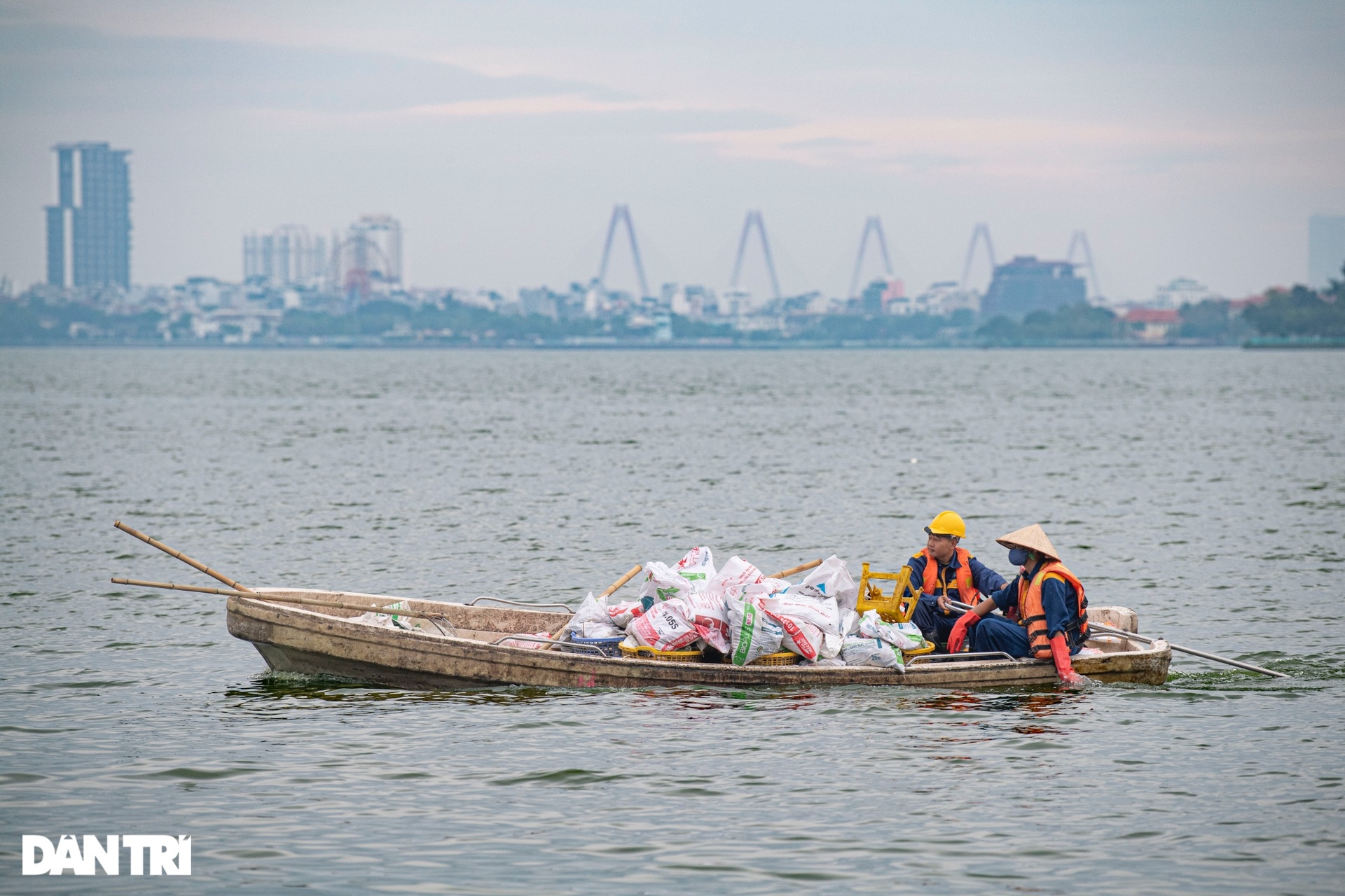 Công nhân môi trường mỗi ngày vớt, dọn hơn 1 tấn cá chết ở hồ Tây - 8 Công nhân môi trường mỗi ngày vớt, dọn hơn 1 tấn cá chết ở hồ Tây - 8