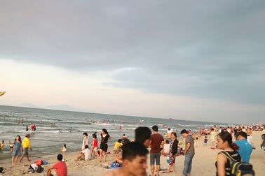 Du khách tắm biển Hội An để “hạ hỏa”