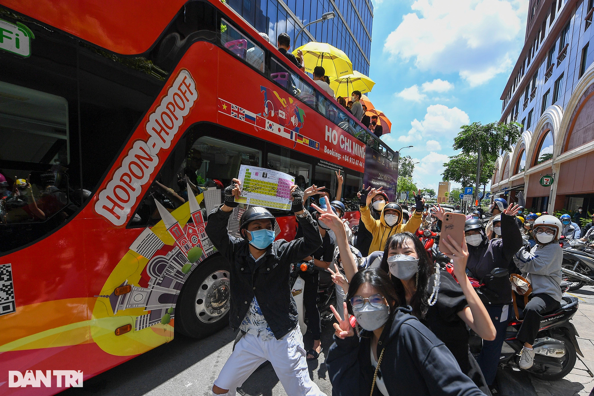Tân Hoa hậu Hoàn vũ Việt Nam Ngọc Châu xúc động chào ra mắt người dân TPHCM - 6 Tân Hoa hậu Hoàn vũ Việt Nam Ngọc Châu xúc động chào ra mắt người dân TPHCM - 6
