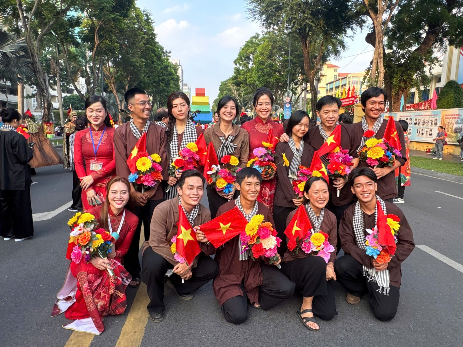 Dàn hoa hậu, nghệ sĩ thức trắng đêm vẫn rạng rỡ tham gia diễu binh 30/4 - 10 Dàn hoa hậu, nghệ sĩ thức trắng đêm vẫn rạng rỡ tham gia diễu binh 30/4 - 10