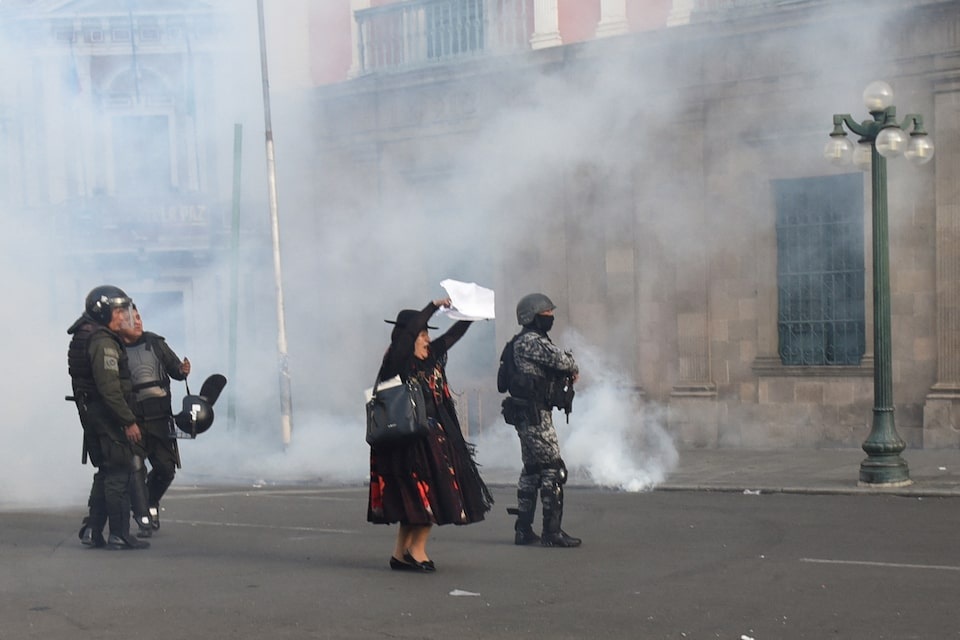Vài giờ sau đó, một nhân chứng thấy binh sĩ bắt đầu rút khỏi quảng trường và cảnh sát tiếp quản khu vực này. Chính quyền Bolivia đã bắt giữ tướng Zuniga và áp giải ông tới nơi chưa xác định (Ảnh: Reuters).