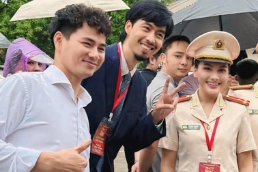 Cục trưởng Xuân Bắc, Đen Vâu cùng dàn nghệ sĩ thăm Nhà sàn Bác Hồ