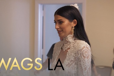 Nicole Williams làm cô dâu xinh đẹp