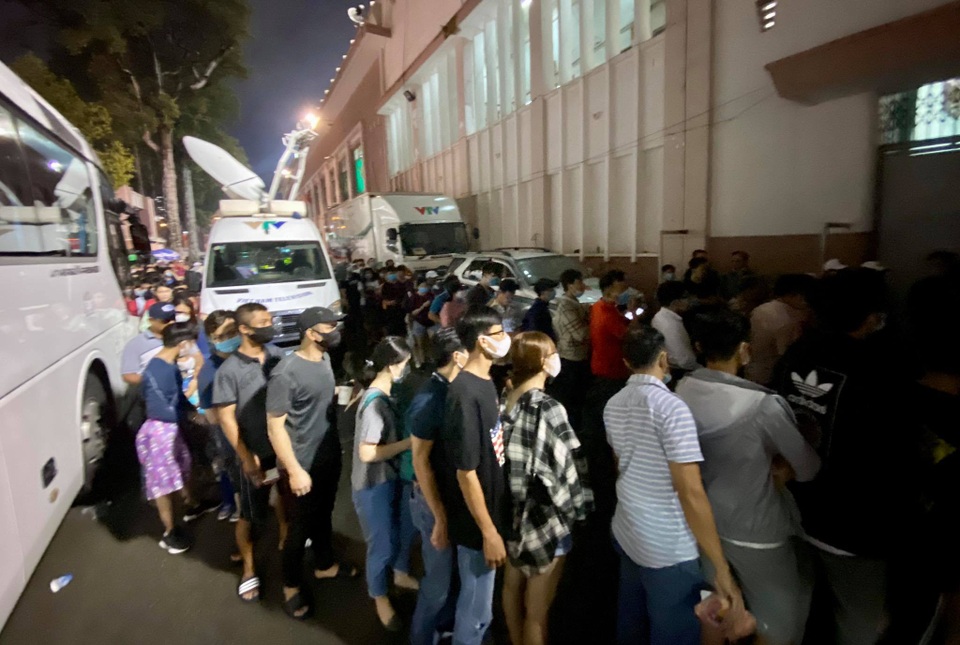 Khán giả ngồi chật sân Thống Nhất xem Công Phượng đối đầu Quang Hải - 5 Khán giả ngồi chật sân Thống Nhất xem Công Phượng đối đầu Quang Hải - 5