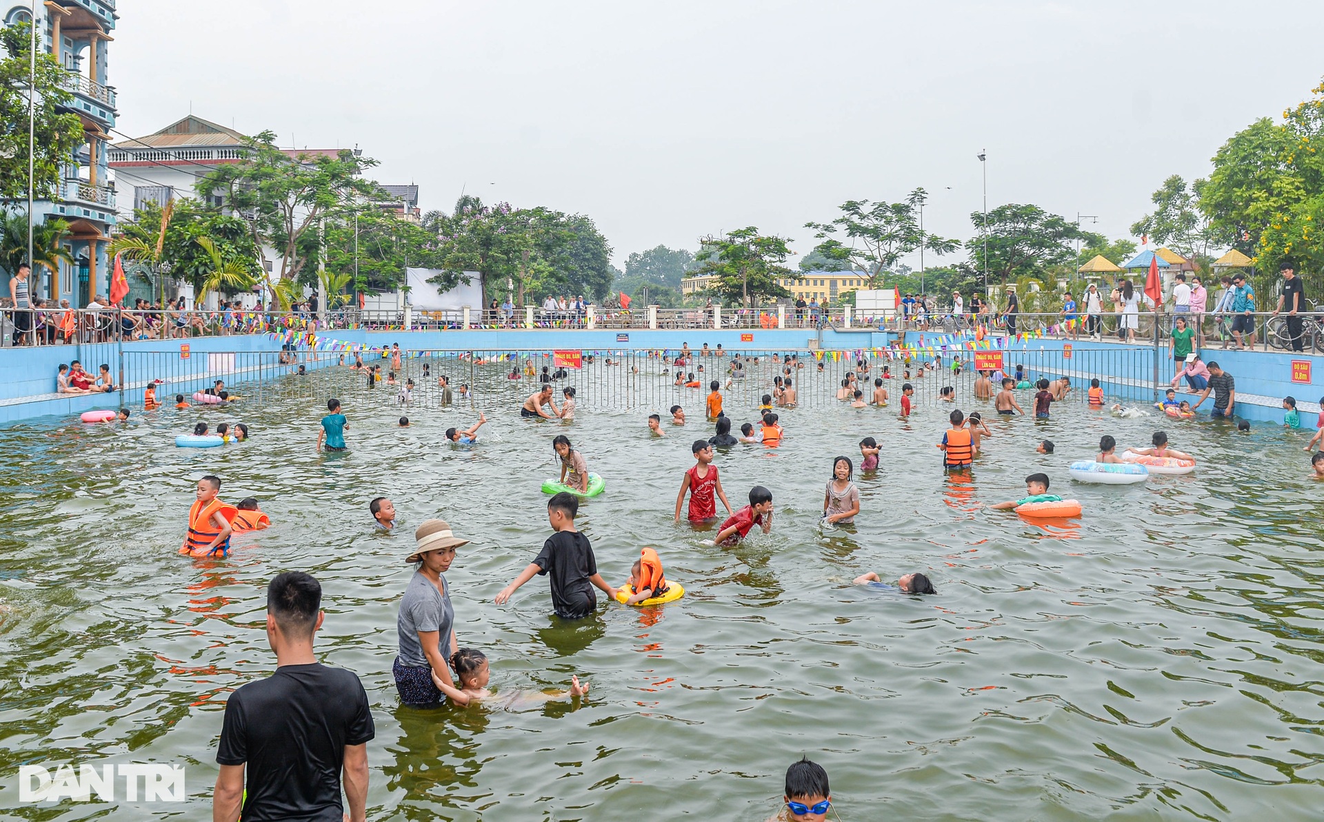 Hà Nội: Người dân ủng hộ 1,3 tỷ đồng biến ao làng thành ao bơi rộng 1.100m2 - 5 Hà Nội: Người dân ủng hộ 1,3 tỷ đồng biến ao làng thành ao bơi rộng 1.100m2 - 5