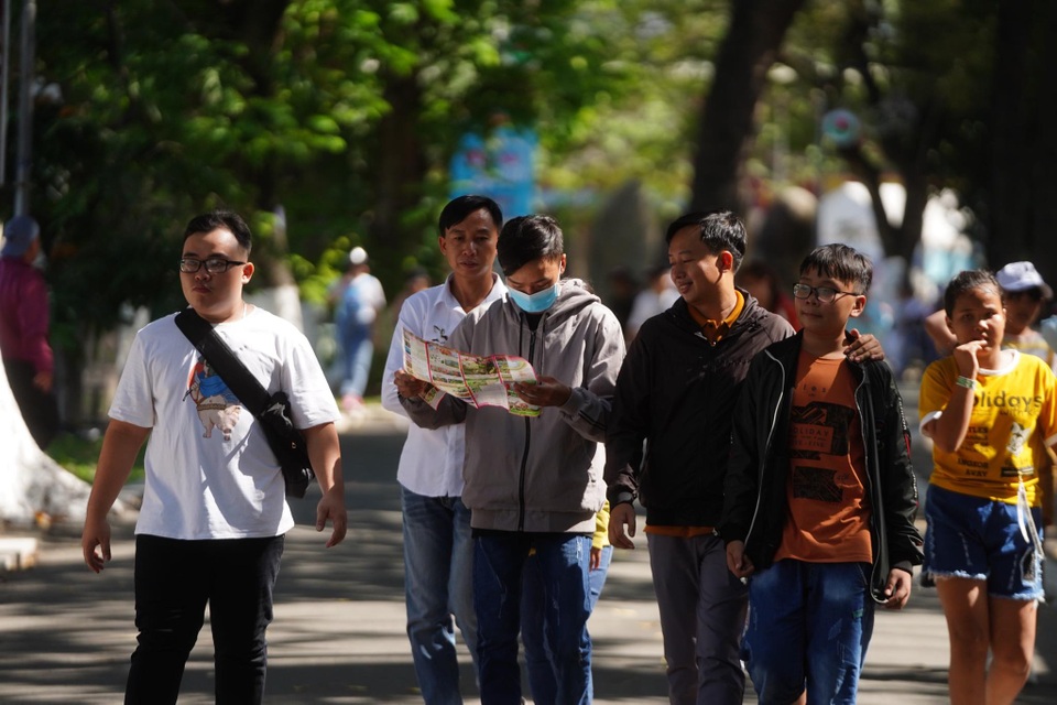 Mùng 3 Tết vào công viên tránh... nóng - 12 Mùng 3 Tết vào công viên tránh... nóng - 12
