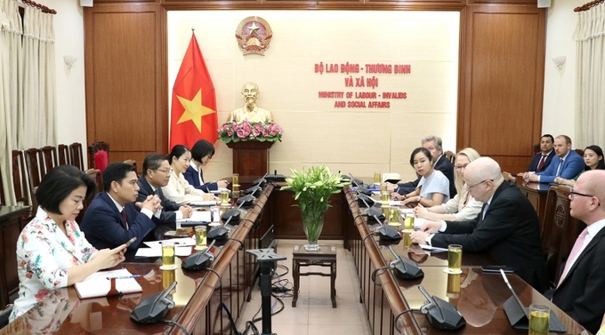 Thứ trưởng Lê Tấn Dũng trao đổi với Đại sứ Giáo dục Bộ Ngoại giao Phần Lan