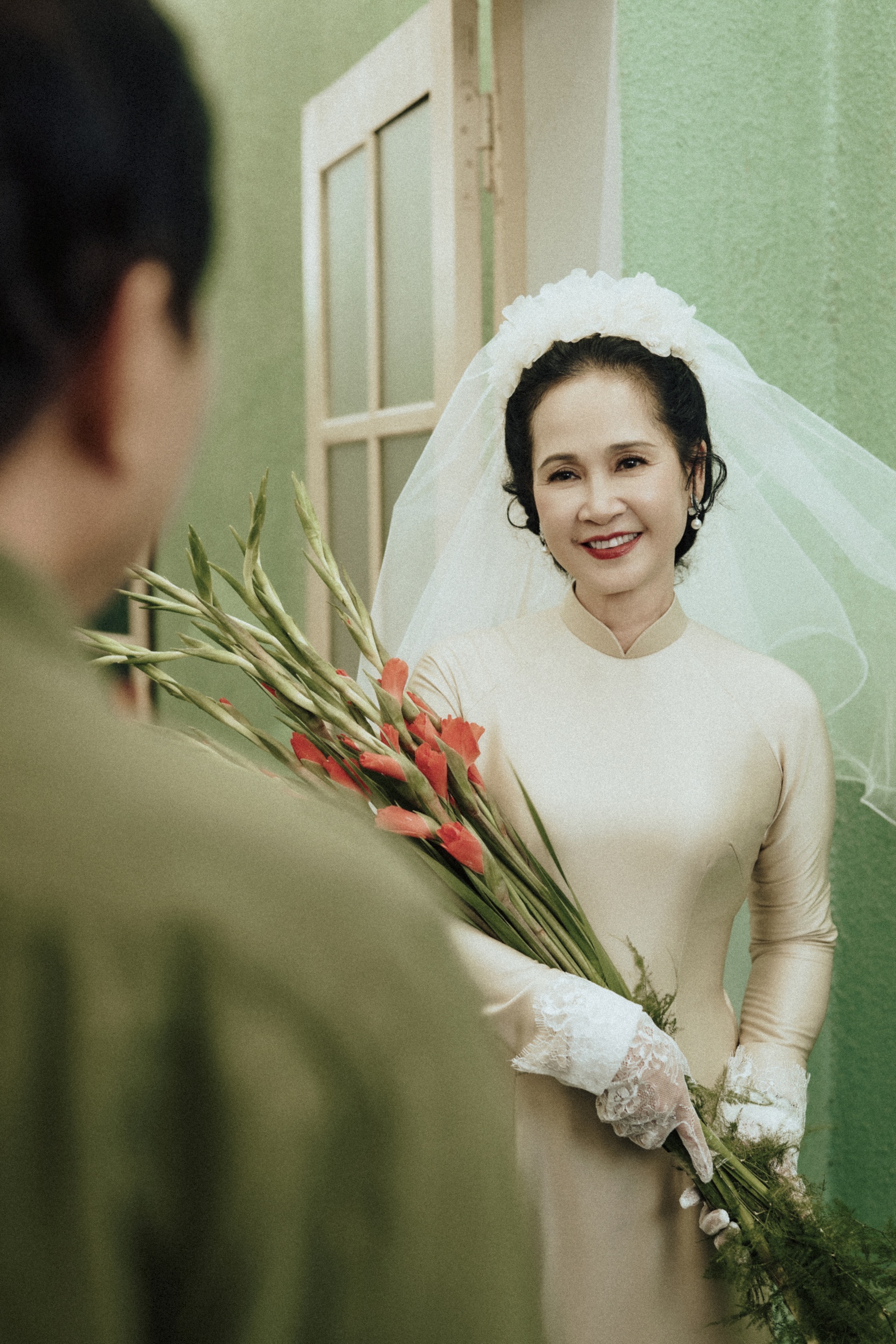 NSND Lan Hương xúc động tái hiện ảnh cưới: Anh Kỷ tự tay bó hoa cho tôi - 3