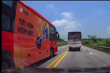 Tài xế xe khách đi không đúng làn, vượt ẩu trên cao tốc bị xử phạt