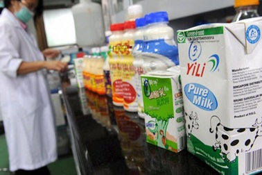 Trung Quốc phát hiện sữa nhiễm chất tẩy