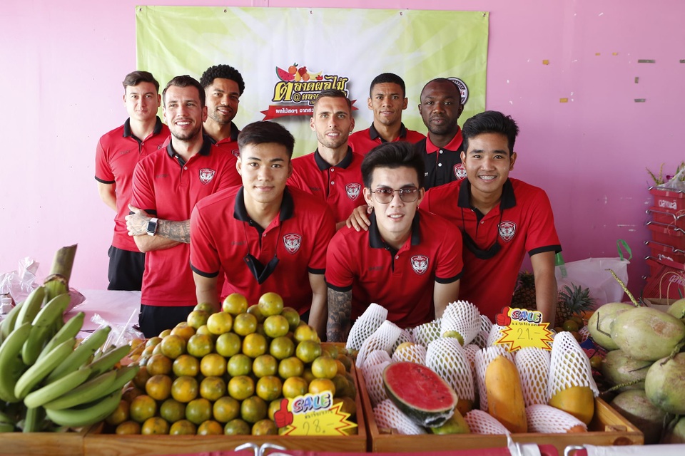 Văn Lâm và các đồng đội ở Muangthong United thư giãn tại chợ trái cây - 5
