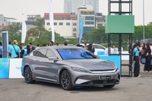 Khách Việt chi hơn 15 triệu đồng để mua phần mềm cho ô tô Trung Quốc