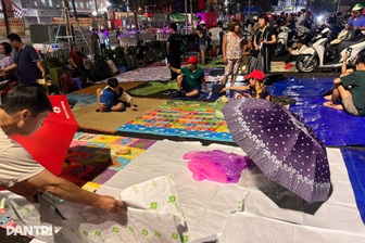 Người dân Hà Nội trải bạt giữ chỗ sớm 2 đêm để xem tổng duyệt diễu binh