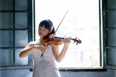 “Thần đồng” violin Đỗ Phương Nhi biểu diễn chào năm mới ở Hà Nội