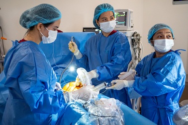 Xem bác sĩ "đeo kính lặn" vào bụng mẹ giải cứu cặp song sinh