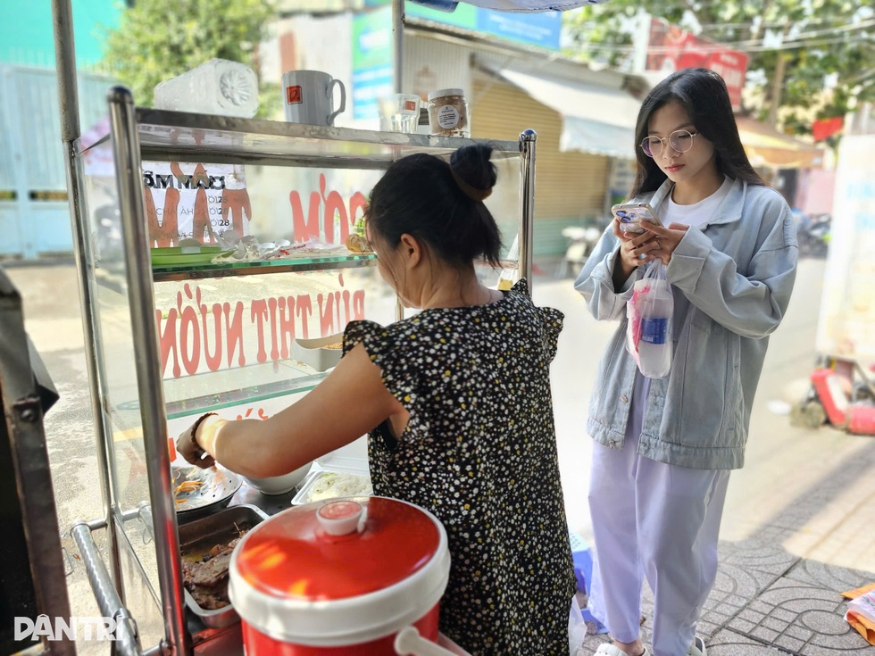 Tiệm cơm nhỏ ở TPHCM âm thầm “đỡ bụng” sinh viên miền Trung giữa mùa lũ - 3