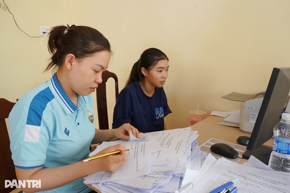 Cán bộ làm việc kín tuần, huy động cả học sinh cập nhật dữ liệu đất đai - 2 Cán bộ làm việc kín tuần, huy động cả học sinh cập nhật dữ liệu đất đai - 2