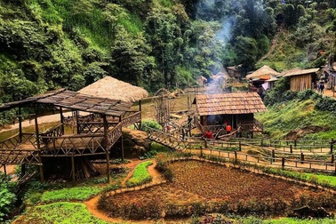 Dạo chơi ở “ngôi làng đẹp nhất Tây Bắc” khiến khách Tây mê tít