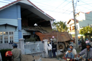 Xe tải đâm sập nhà, một gia đình may mắn thoát chết