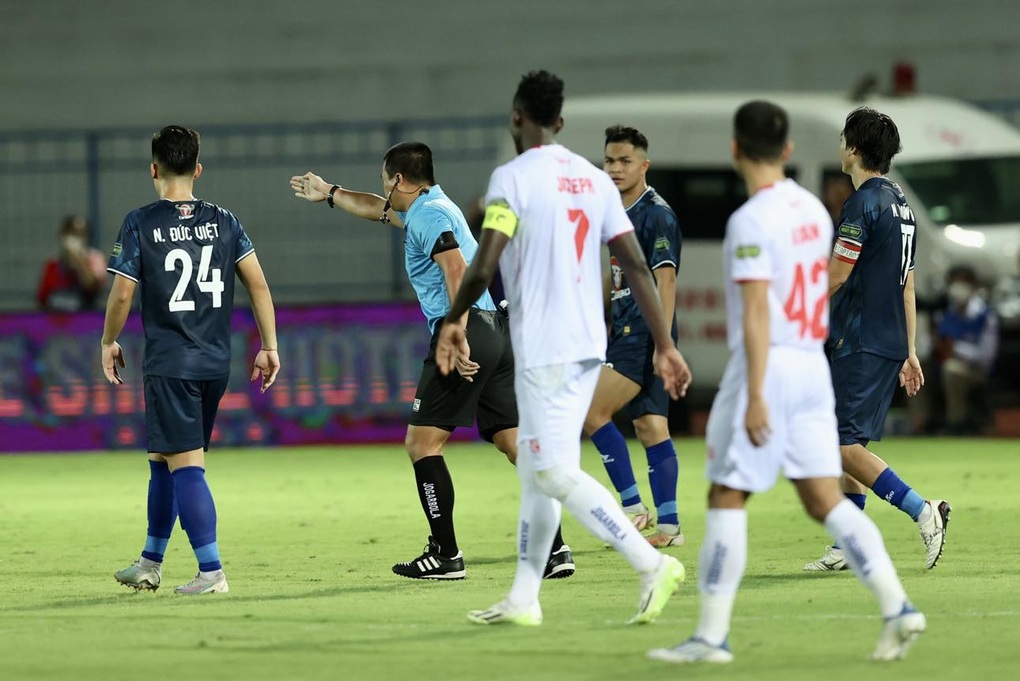 Công nghệ VAR gây tranh cãi ngay trận đầu của V-League 2023-24 - 2 Công nghệ VAR gây tranh cãi ngay trận đầu của V-League 2023-24 - 2