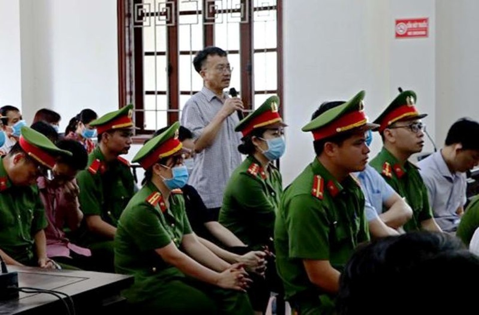 Vụ gian lận điểm thi: “Một tay bị cáo không thể làm được cỗ!” - 4 Vụ gian lận điểm thi: “Một tay bị cáo không thể làm được cỗ!” - 4