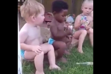 Hài hước cậu bé xấu tính trêu đùa bạn