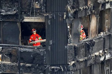 Những căn hộ cháy đen kịt bên trong chung cư 24 tầng ở London