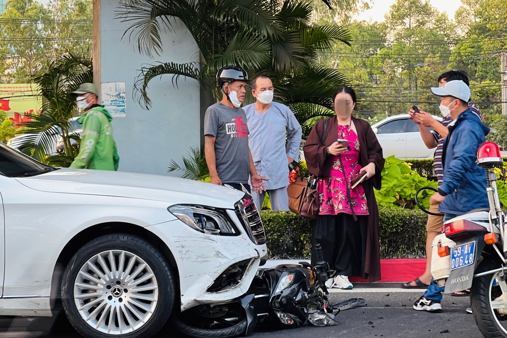 Nữ tài xế lái ô tô Mercedes khi tinh thần bất ổn, tông 10 xe máy ở TPHCM - 2 Nữ tài xế lái ô tô Mercedes khi tinh thần bất ổn, tông 10 xe máy ở TPHCM - 2