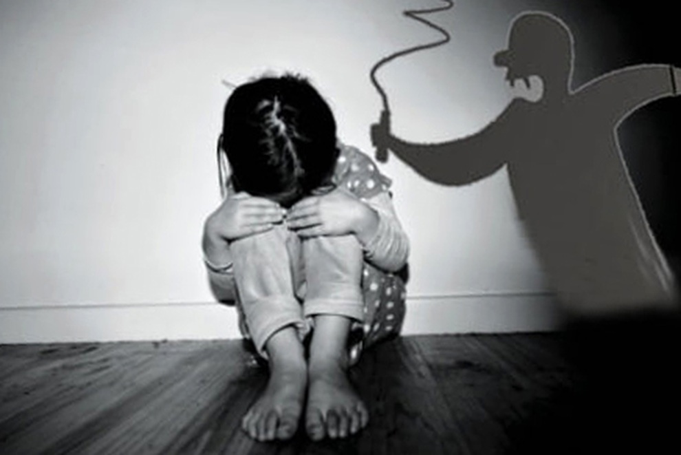 Bé gái bị vợ chồng cô ruột bạo hành vì ra ngoài chơi với bạn - 1 Bé gái bị vợ chồng cô ruột bạo hành vì ra ngoài chơi với bạn - 1