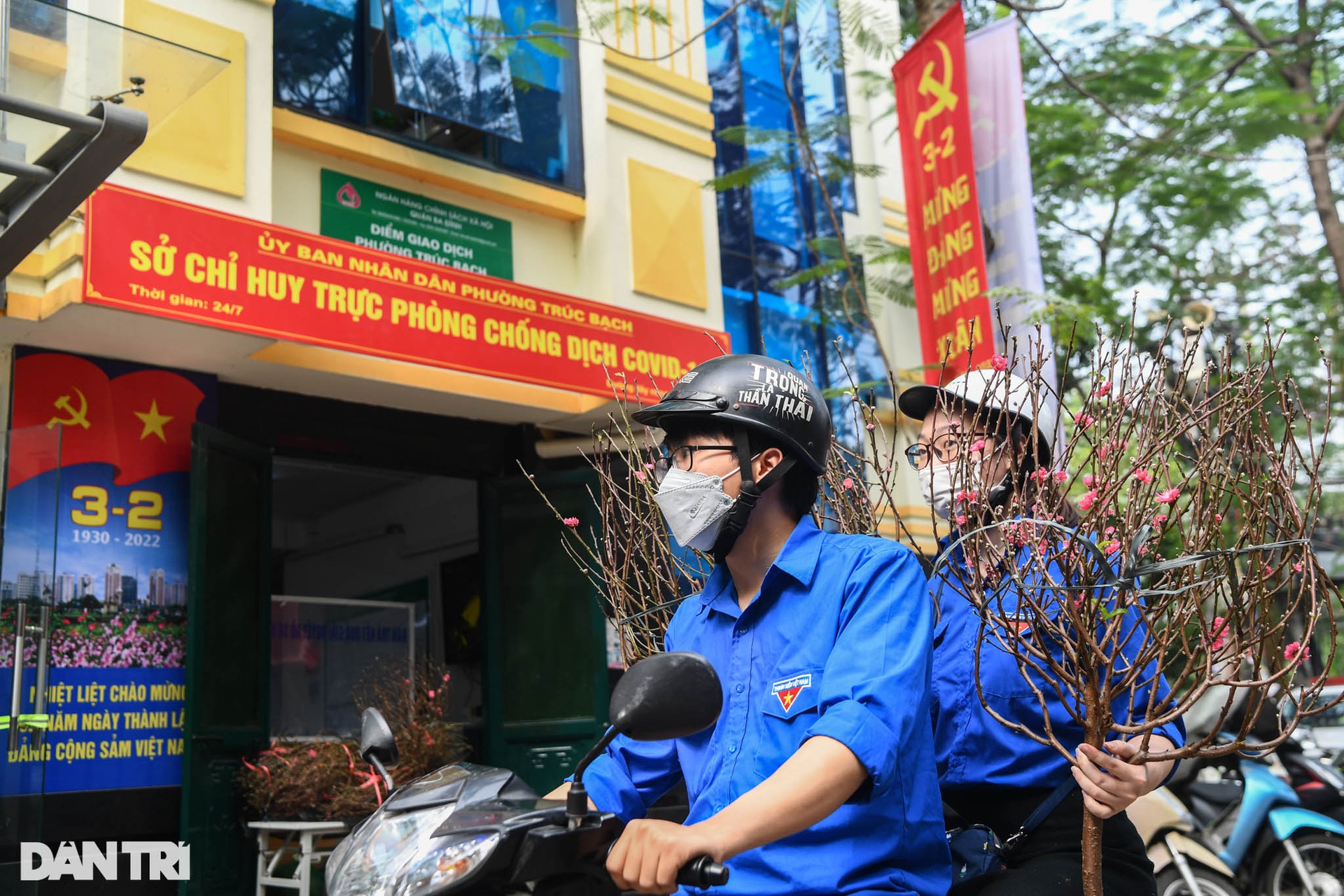 Tặng đào Tết tận nhà, thả cá chép thay cho các F0 đang cách ly ở Hà Nội - 3 Tặng đào Tết tận nhà, thả cá chép thay cho các F0 đang cách ly ở Hà Nội - 3