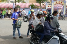 Nhà chùa, nhà thờ cùng mở cửa đón sĩ tử