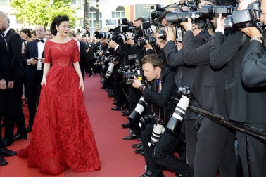 Lý Nhã Kỳ sang trọng, lộng lẫy với đầm đỏ rực