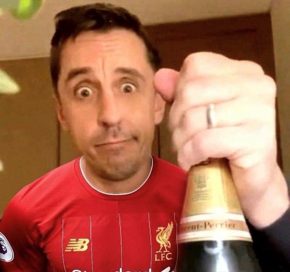 Gary Neville bỗng dưng mất tích sau khi Liverpool vô địch - 1 Gary Neville bỗng dưng mất tích sau khi Liverpool vô địch - 1