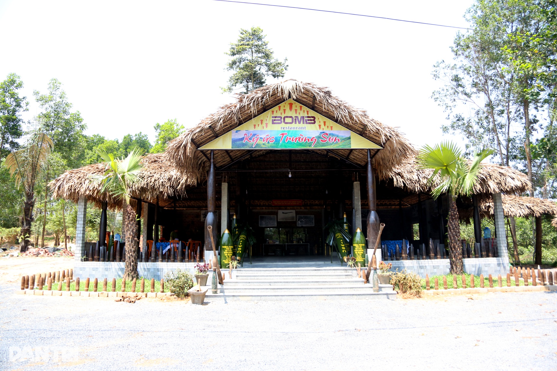 Người đàn ông mất 6 thân nhân, làm căn nhà đặc biệt bên nghĩa trang liệt sĩ - 1