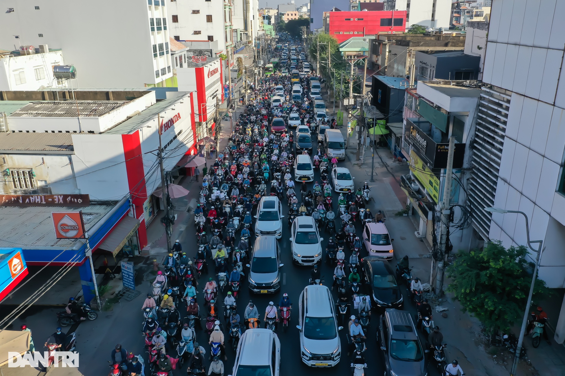 Kẹt xe không lối thoát ở TPHCM trong sáng đầu tuần - 1