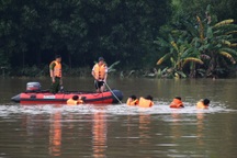 Ba người bị nước lũ cuốn khi qua cầu trong đêm