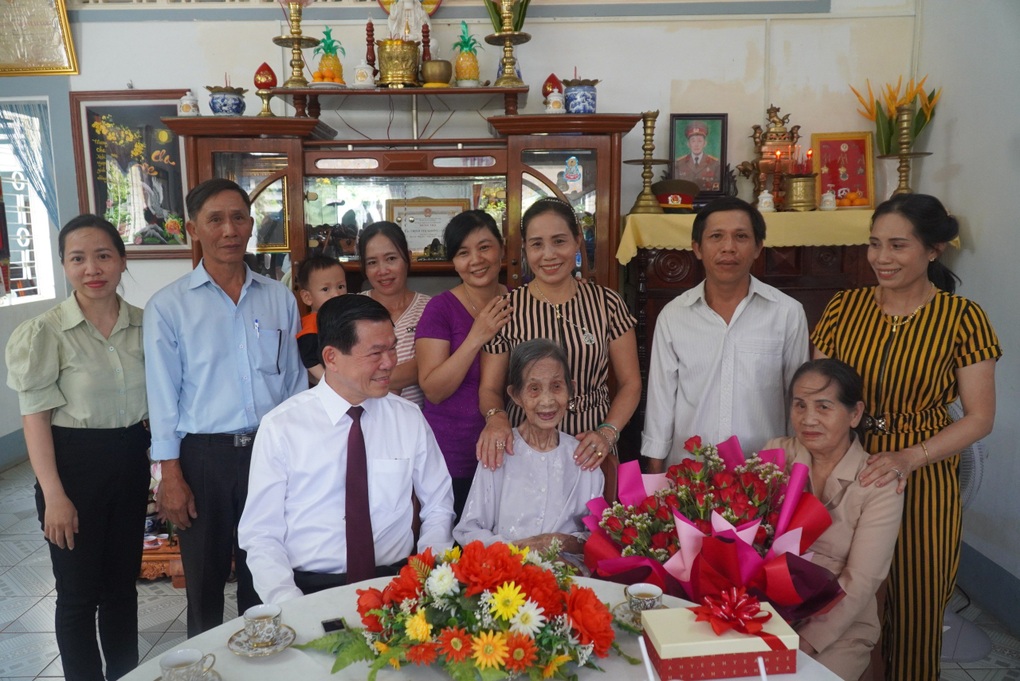 Bí thư Đồng Nai thăm, tặng thiệp mừng thọ cụ bà 119 tuổi - 1 Bí thư Đồng Nai thăm, tặng thiệp mừng thọ cụ bà 119 tuổi - 1