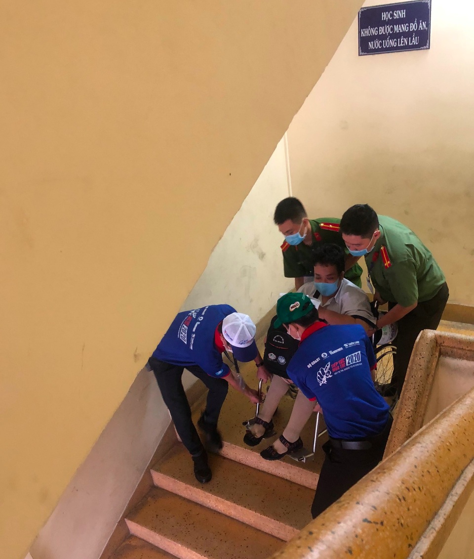 Kỳ thi tốt nghiệp THPT đáng nhớ của sĩ tử ngồi xe lăn giàu đam mê - 3 Kỳ thi tốt nghiệp THPT đáng nhớ của sĩ tử ngồi xe lăn giàu đam mê - 3