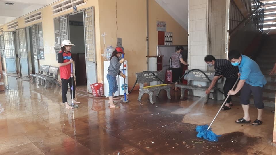 Thầy cô giáo gấp rút lau dọn trường lớp để đón học sinh trở lại - 2 Thầy cô giáo gấp rút lau dọn trường lớp để đón học sinh trở lại - 2