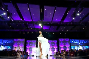 Hoàng Thuỳ và màn tung váy xuất thần