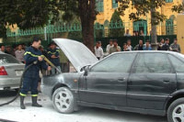 Thêm một vụ xe tự bốc cháy