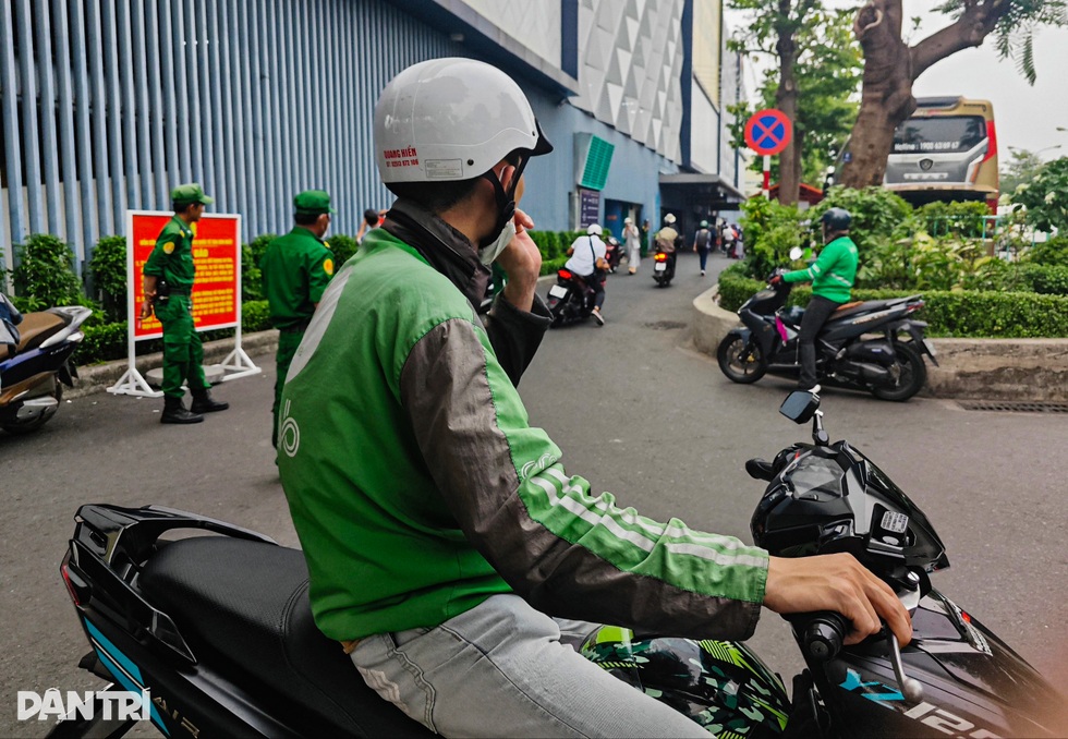 Thủ thuật của xe ôm công nghệ dỏm chặt chém hành khách ở Tân Sơn Nhất - 2 Thủ thuật của xe ôm công nghệ dỏm chặt chém hành khách ở Tân Sơn Nhất - 2