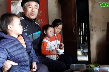 Cha mẹ bị tai nạn nguy kịch, 5 đứa trẻ sống lay lắt trong đói khát.