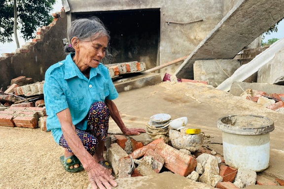 Cụ bà sống cô độc đau khổ khi chứng kiến nhà bị lũ đánh sập