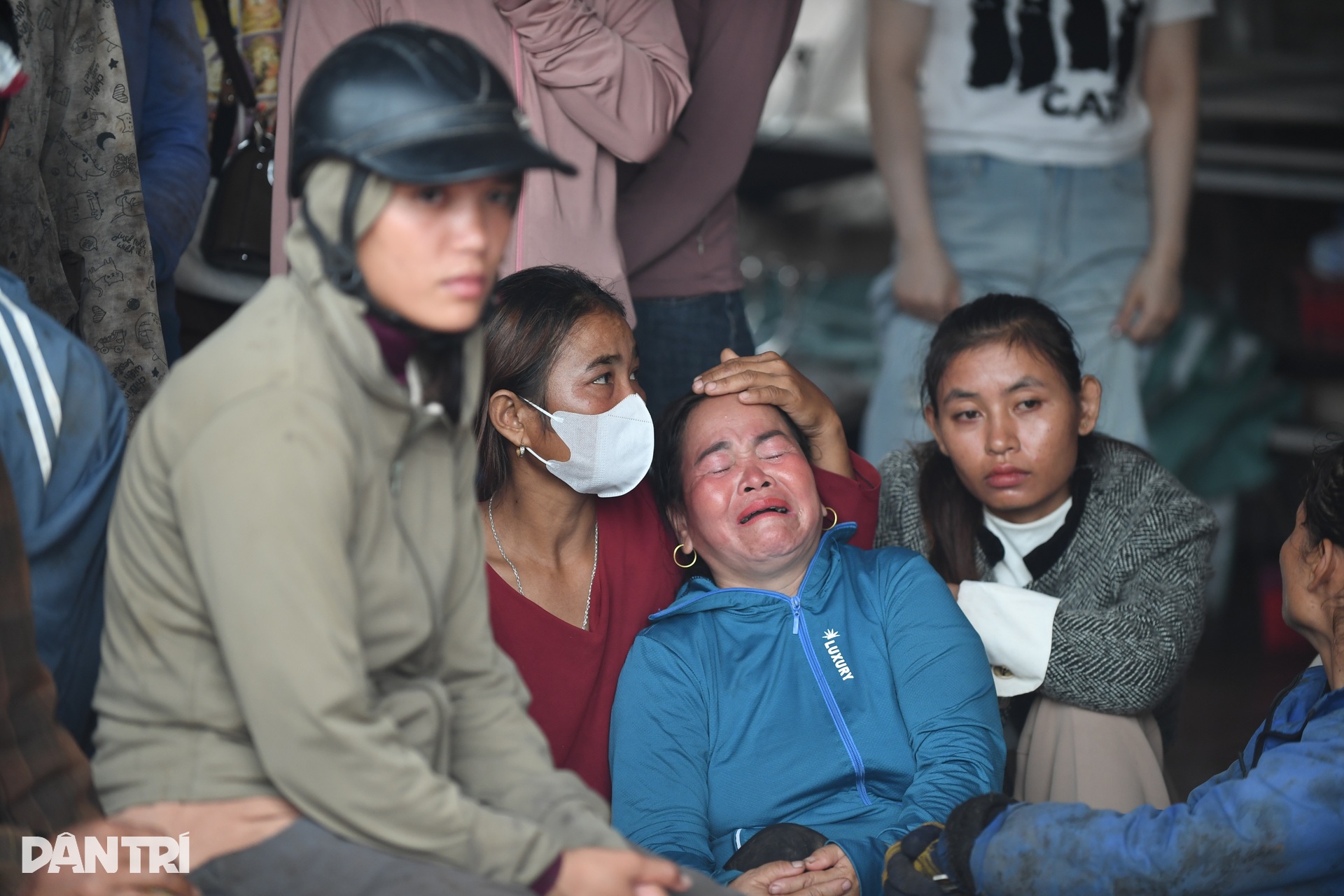 Hiện trường vụ xe tải lao vào chợ khiến 3 người chết, 9 người bị thương - 9 Hiện trường vụ xe tải lao vào chợ khiến 3 người chết, 9 người bị thương - 9