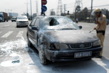 Xe máy “đốt” cháy ôtô biển xanh trên Xa lộ Hà Nội.