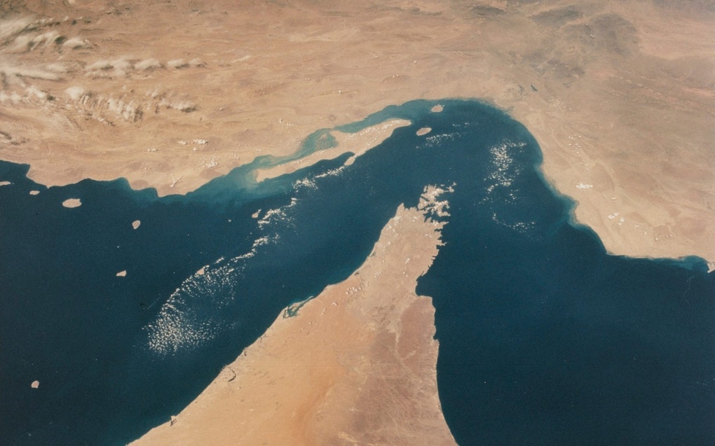 Mỹ cảnh báo Iran: Đóng cửa eo biển Hormuz là tự sát về kinh tế - 1 Mỹ cảnh báo Iran: Đóng cửa eo biển Hormuz là tự sát về kinh tế - 1