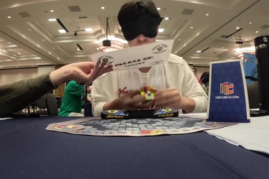 Chàng trai phá kỷ lục tốc độ giải rubik 5x5 khi đang bịt mắt